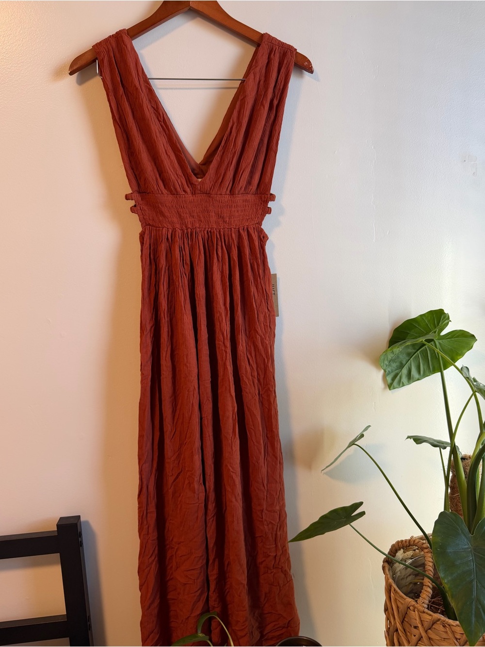 Women's Rust V-Neck Maxi Dress - Sleeveless Smocked Waist open sides Small